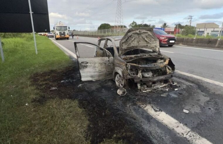 Incêndio destrói carro na Padre Manoel da Nóbrega, em Peruíbe