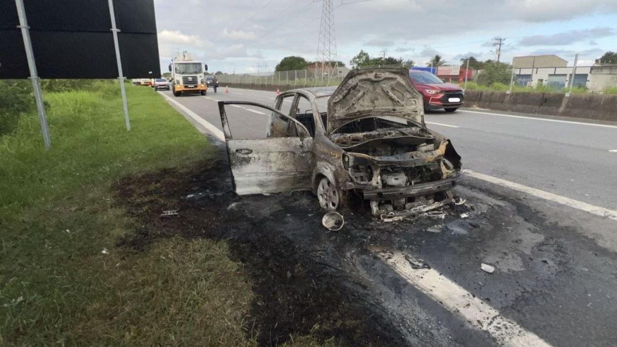 Incêndio destrói carro na Padre Manoel da Nóbrega, em Peruíbe