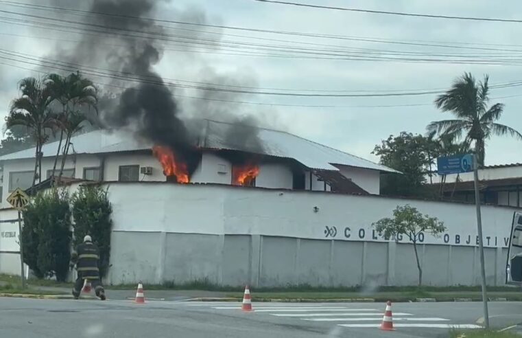 Incêndio destrói escola no Centro de Bertioga