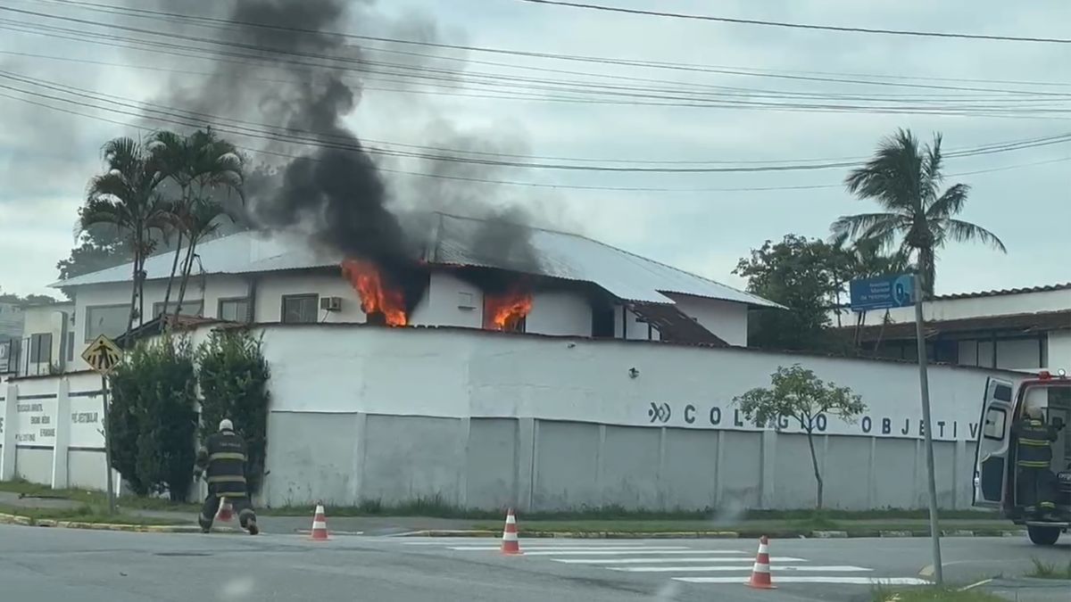 Incêndio destrói escola no Centro de Bertioga