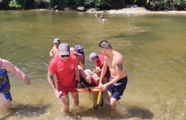 Bombeiros de Caraguatatuba resgatam idoso após queda na praia