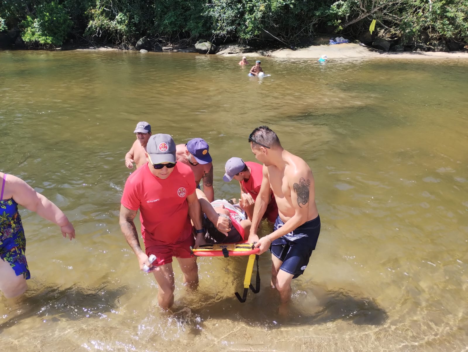 Bombeiros de Caraguatatuba resgatam idoso após queda na praia