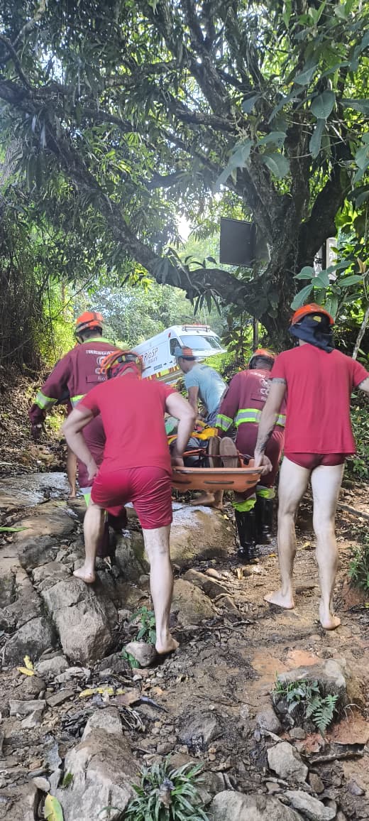 Turistas são resgatados após queda na cachoeira de Ubatuba