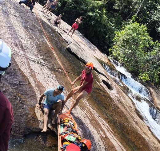 Turistas sofrem queda em cachoeira em Ubatuba