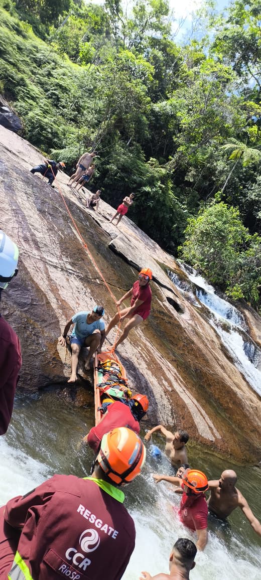 Turistas sofrem queda em cachoeira em Ubatuba