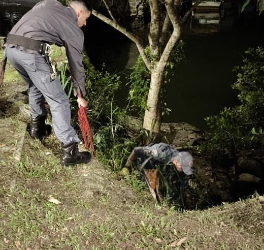 Idoso sofre queda na costeira em Ubatuba, sem ferimentos graves