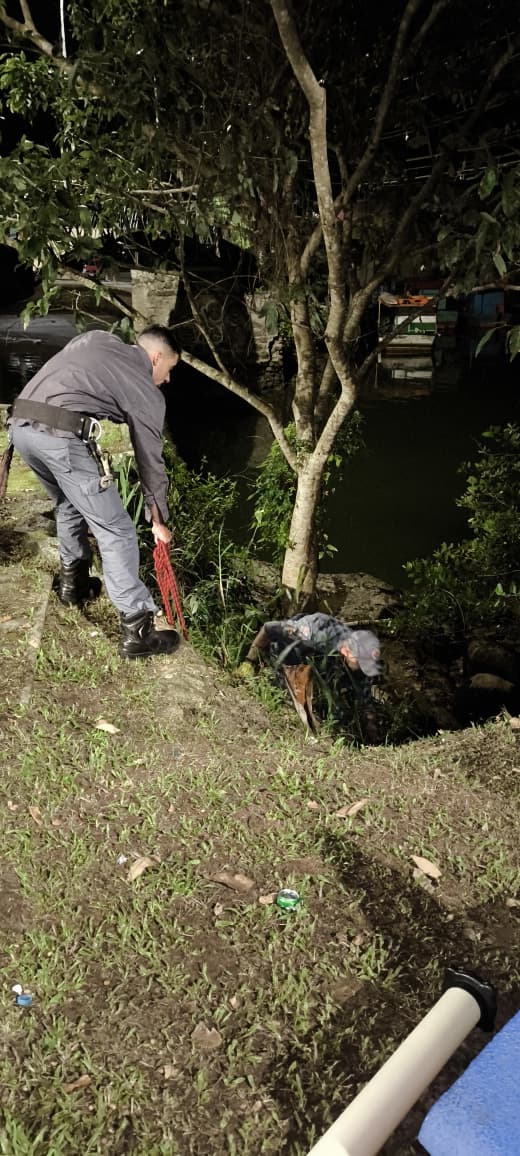 Idoso sofre queda na costeira em Ubatuba, sem ferimentos graves