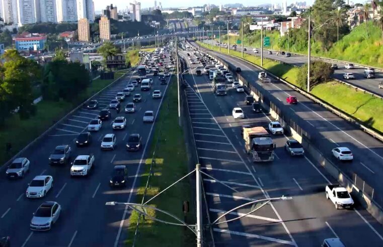 Rodovias do litoral paulista apresentam tráfego lento em alguns pontos