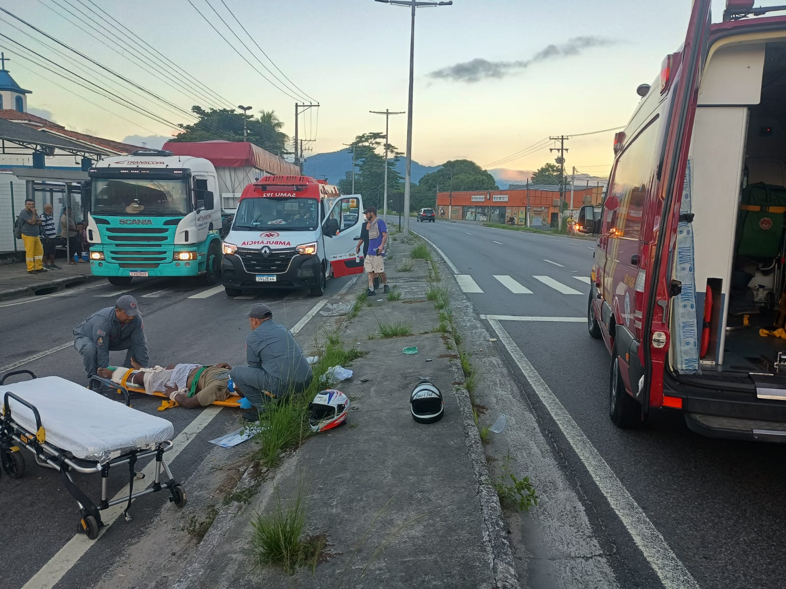 Acidente de moto deixa dois feridos em Caraguatatuba