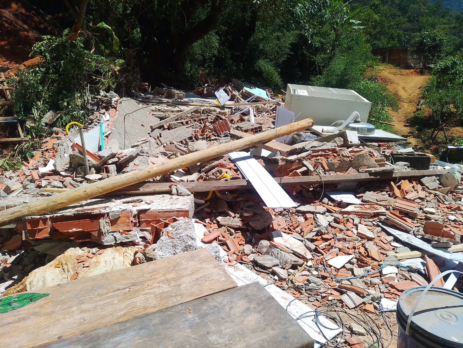 Demolições em Ipiranguinha, Ubatuba, após operação de fiscalização