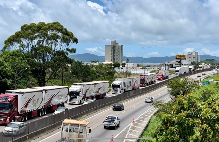Comboio do Mirage Circus chega com megaestrutura em São José dos Campos