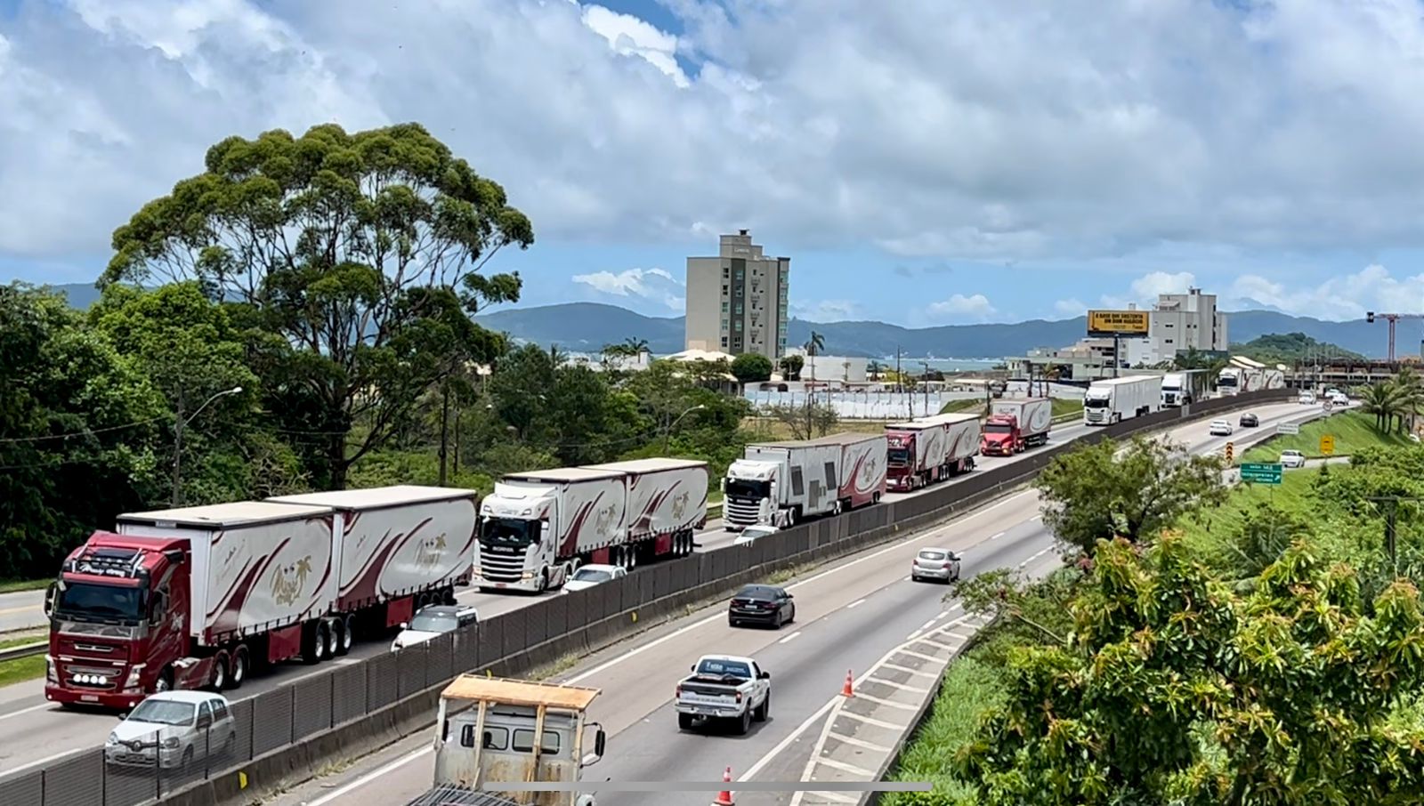 Comboio do Mirage Circus chega com megaestrutura em São José dos Campos