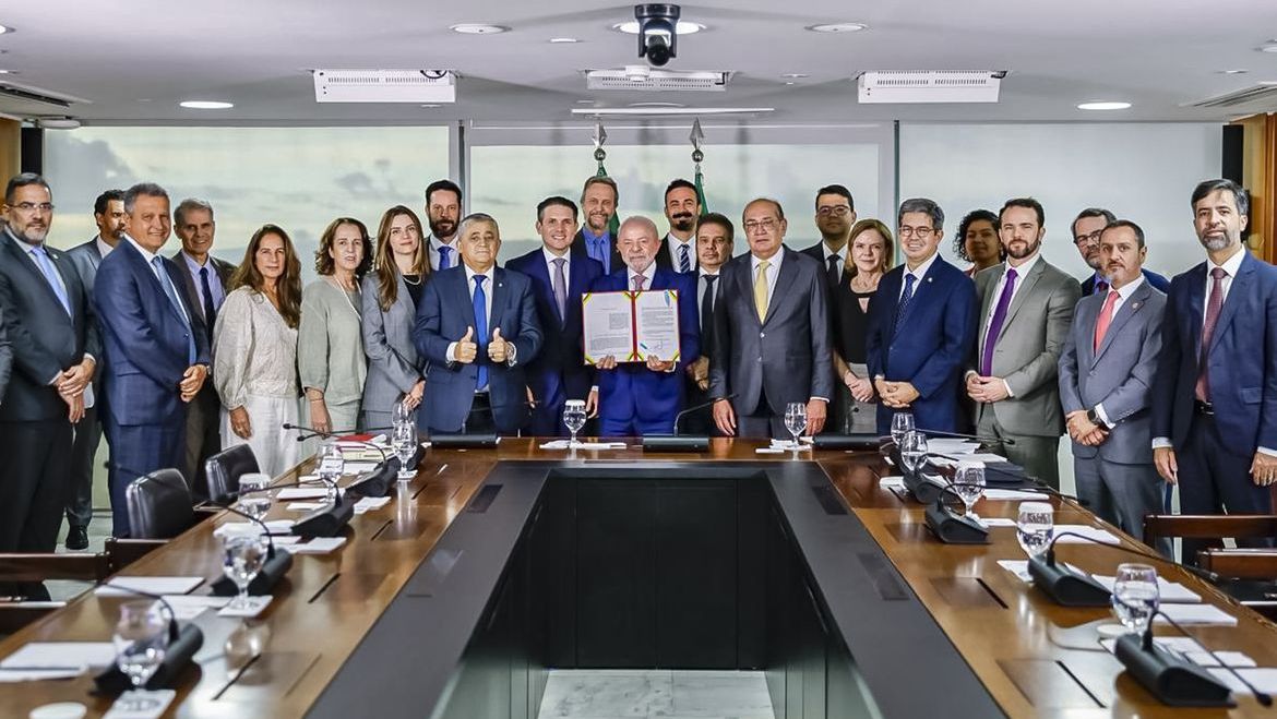 Lula sanciona lei que acaba com auxílio reclusão para facções