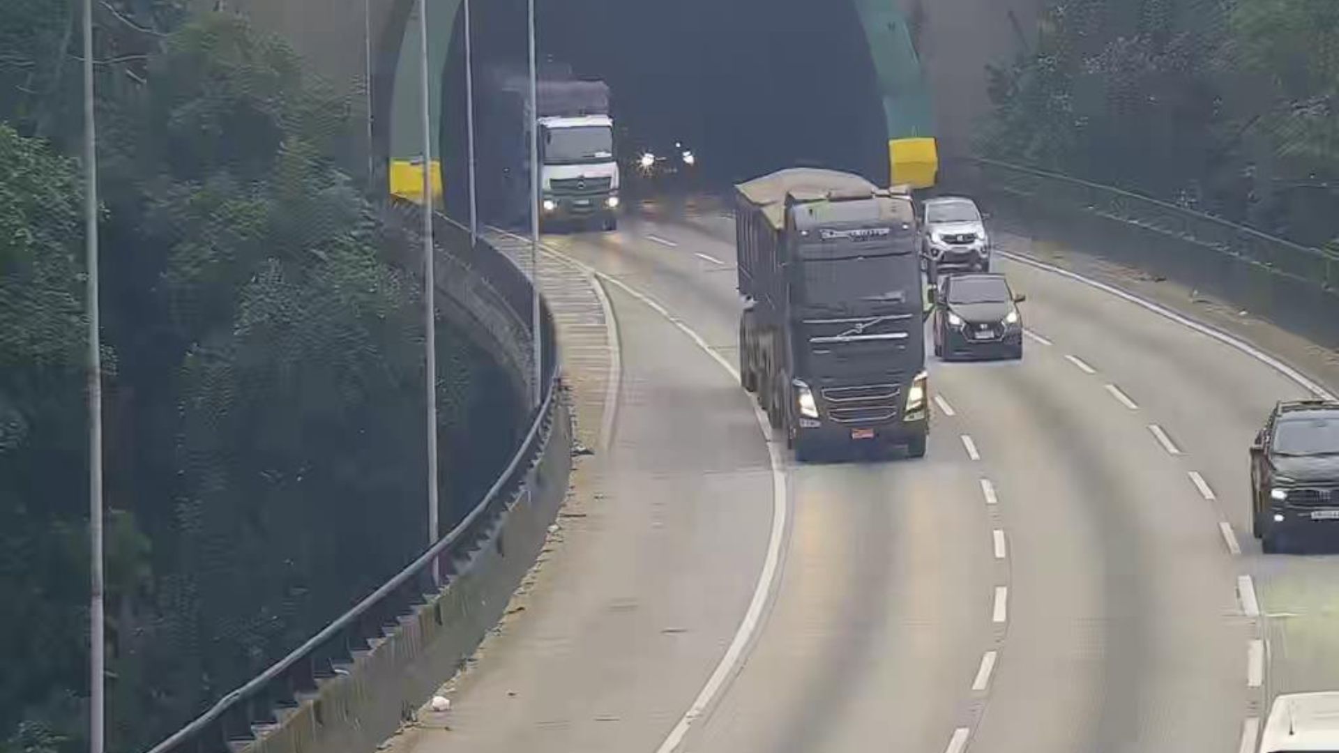 Imigrantes causam bloqueio na rodovia entre capital e litoral de SP