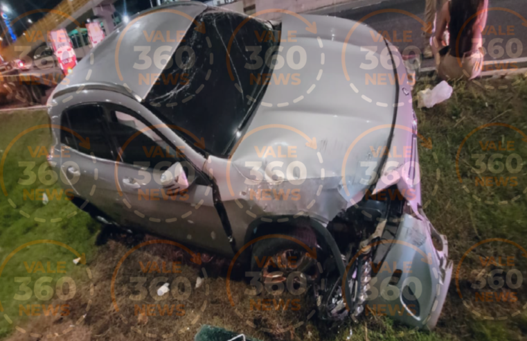 Carro de luxo capota na Dutra com motorista suspeito