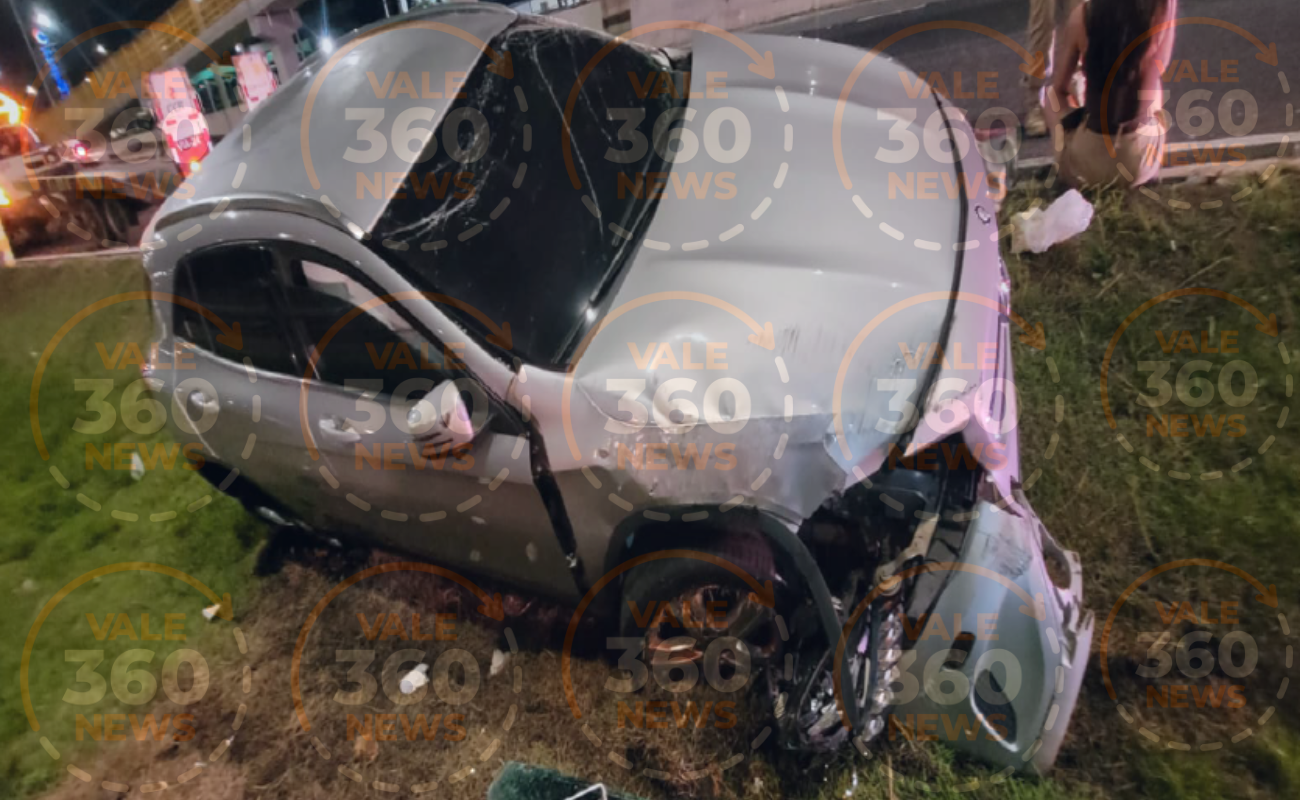 Carro de luxo capota na Dutra com motorista suspeito