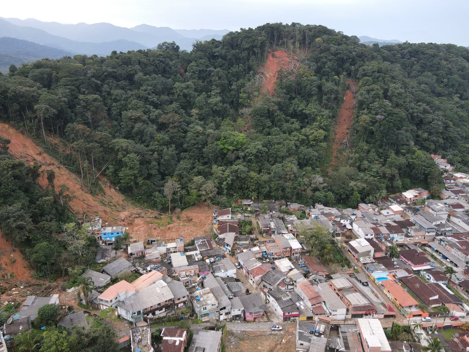 CETESB verifica recuperação de áreas deslizadas em São Sebastião