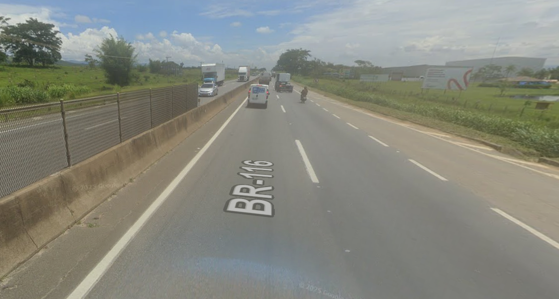 Pedestre morre na Dutra após ser atingido por moto e atropelado por caminhão