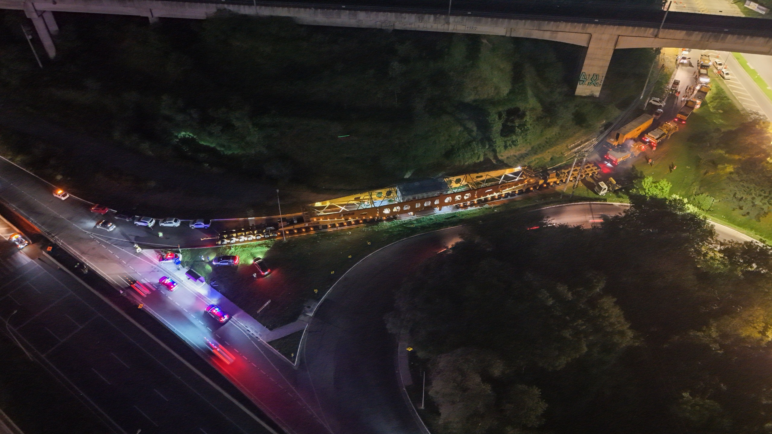 Carga gigante de 845 toneladas percorre rodovias da região