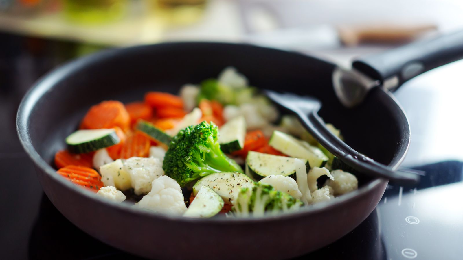 Grelhar legumes em casa com técnica simples e eficaz