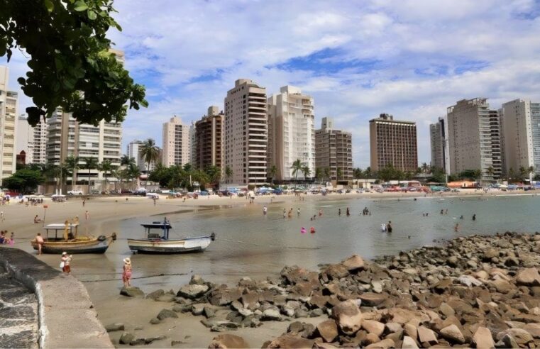 Praia das Astúrias é destino perfeito para banhistas no Guarujá
