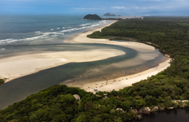 Praia de Itaguaré é destino de turismo em Bertioga