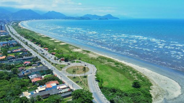 Praia Pan Brasil é destino preferido de famílias em Caraguatatuba