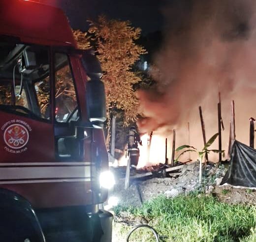 Bombeiros combatem incêndio em edificação precária em Ubatuba