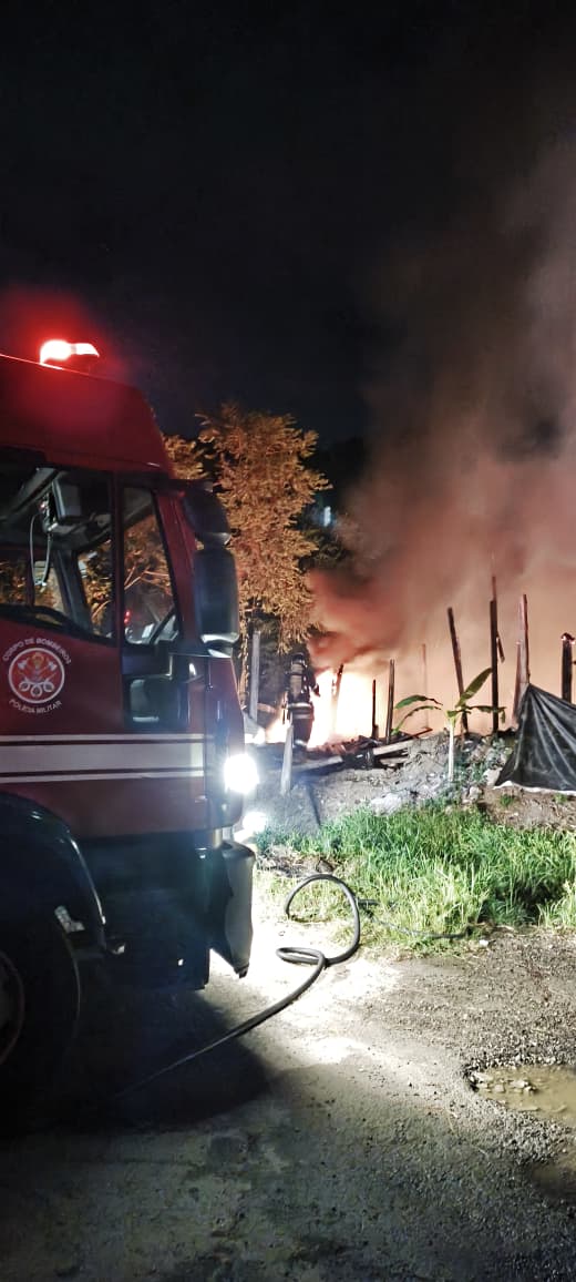 Bombeiros combatem incêndio em edificação precária em Ubatuba