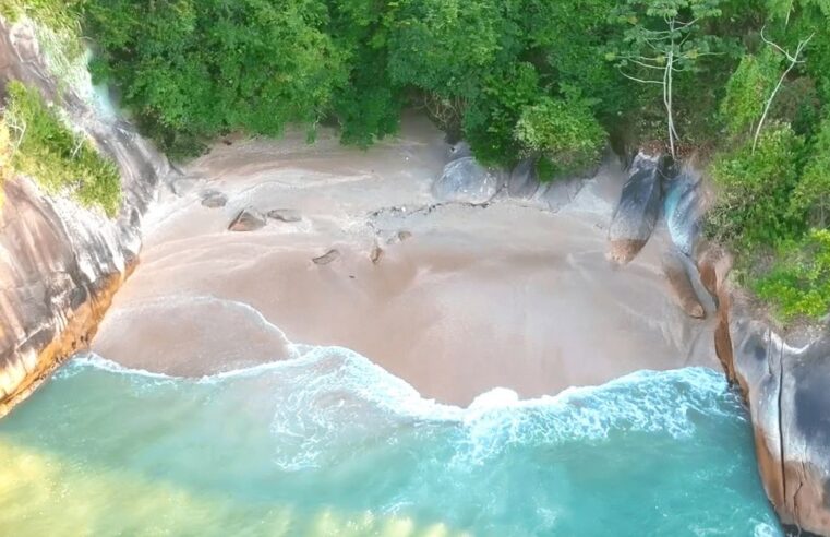 Praia do Cheira Limão, menor praia do Guarujá