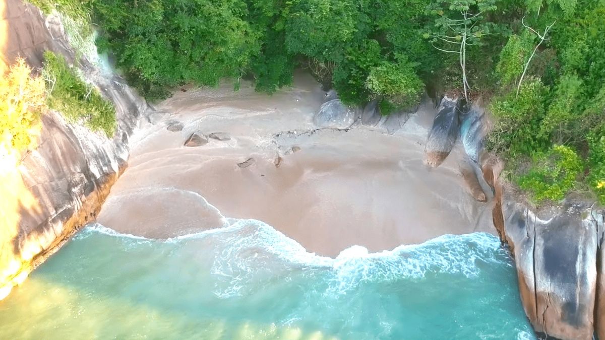 Praia do Cheira Limão, menor praia do Guarujá