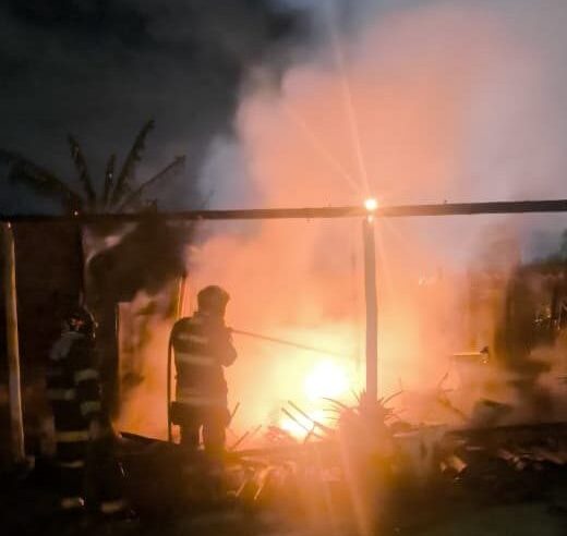 Incêndio destrói galpão de armazenamento em Caraguatatuba