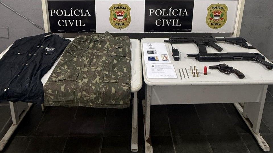 Polícia apreende arma e objetos em investigação de roubo no Guarujá