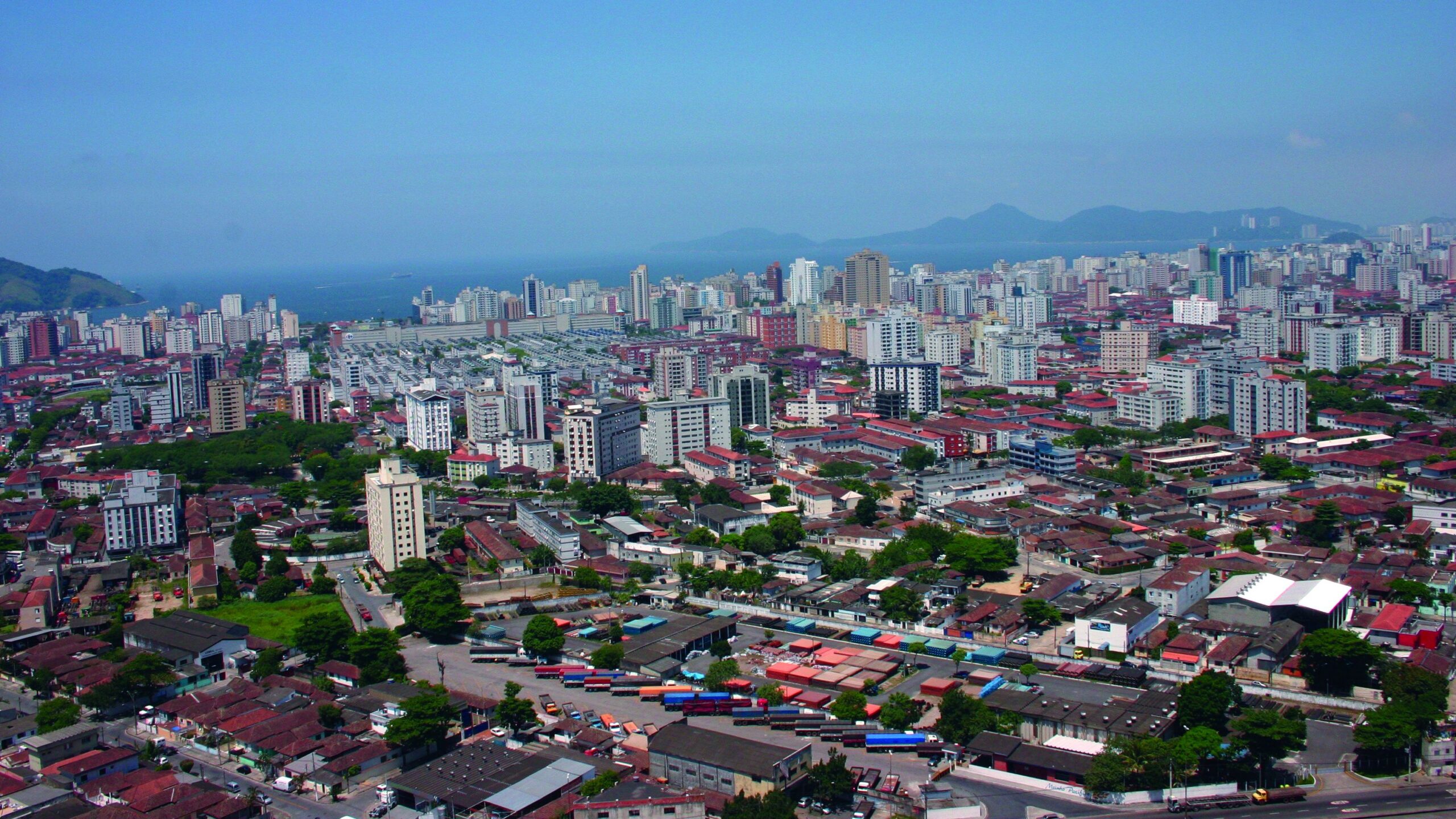 Cidade do litoral de SP é a única do país na qual maioria da população vive em apartamentos; saiba qual