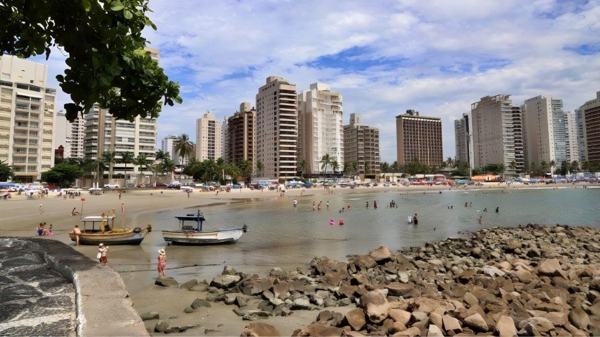 Praia das Astúrias é destino perfeito para banhistas no Guarujá