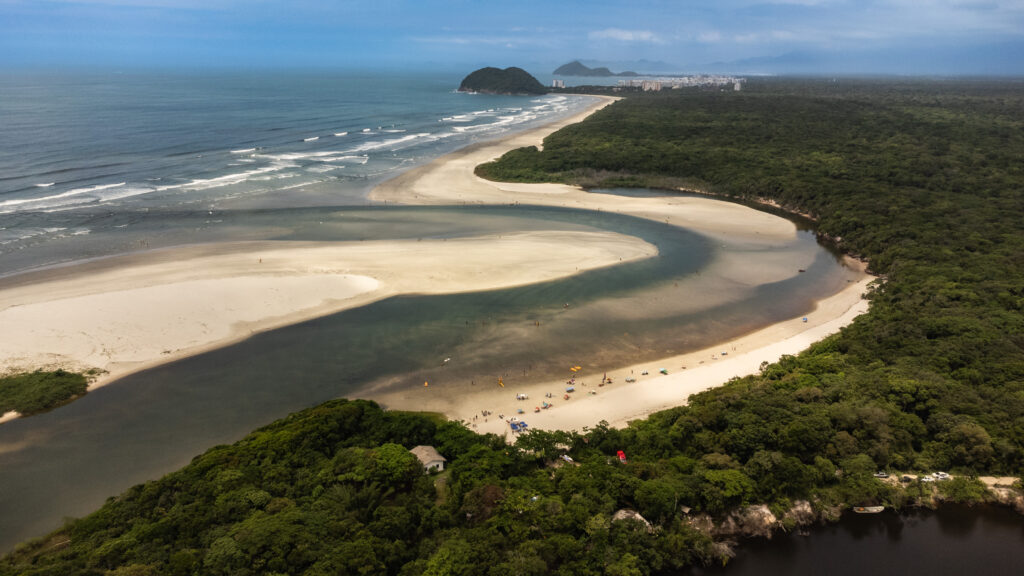 Praia de Itaguaré é destino de turismo em Bertioga