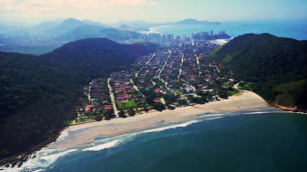 Guaiúba: Praia tranquila é paradisíaca em Guarujá