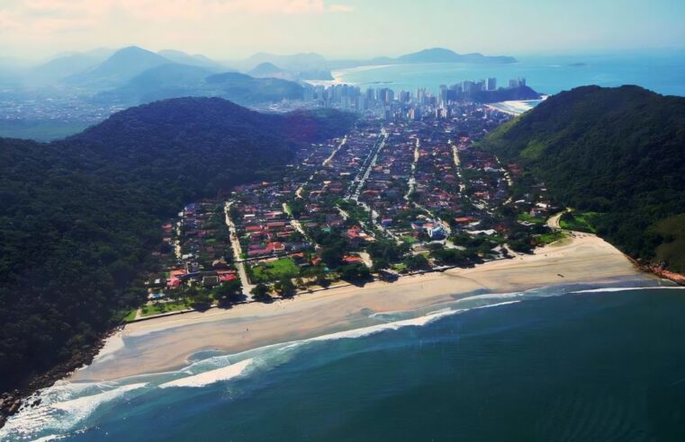 Guaiúba: Praia tranquila é paradisíaca em Guarujá
