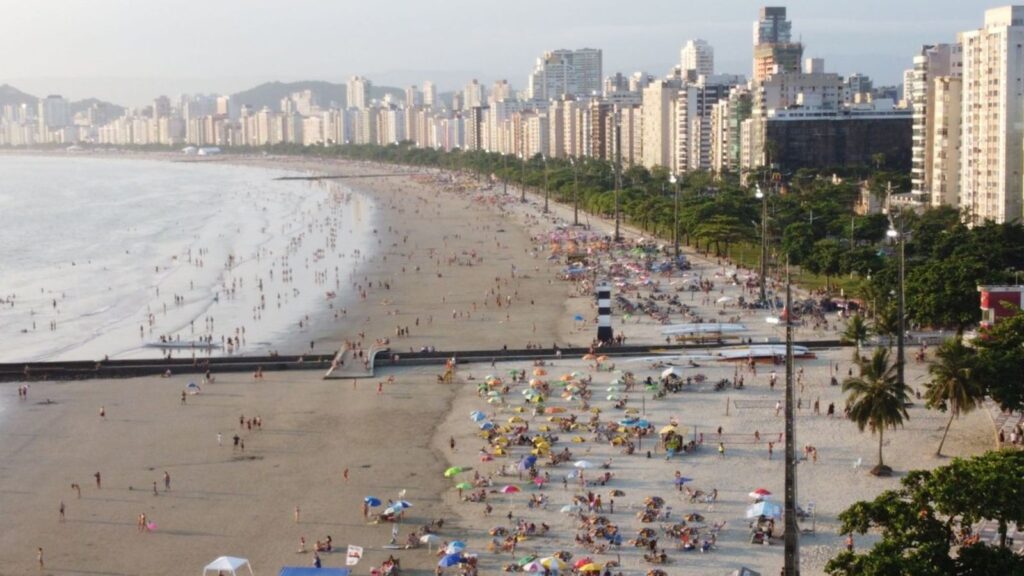 Mar pode ficar contaminado após temporais; aguarde antes de entrar