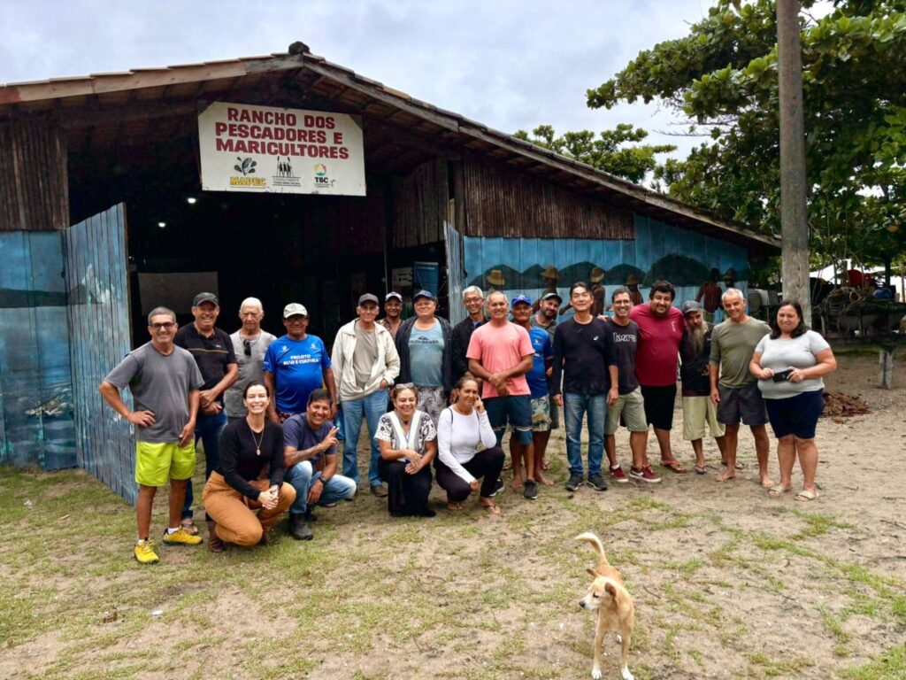Prefeitura e comunidade pesqueira oficializam uso de ranchos em Caraguatatuba