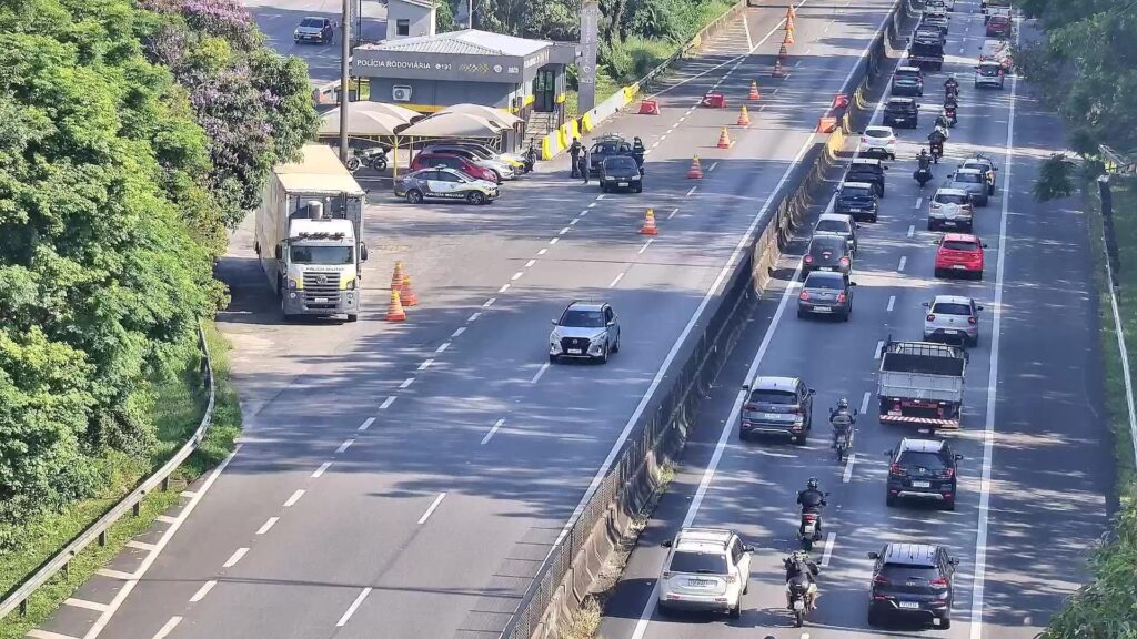 Rodovias do litoral paulista têm tráfego lento