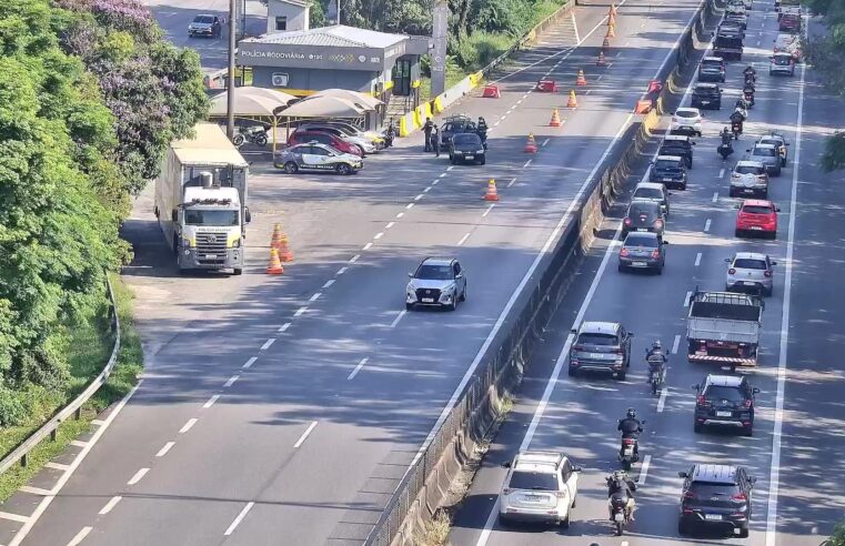 Rodovias do litoral paulista têm tráfego lento