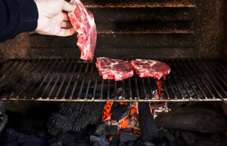 Sal no carvão: segredo simples para deliciosas carnes