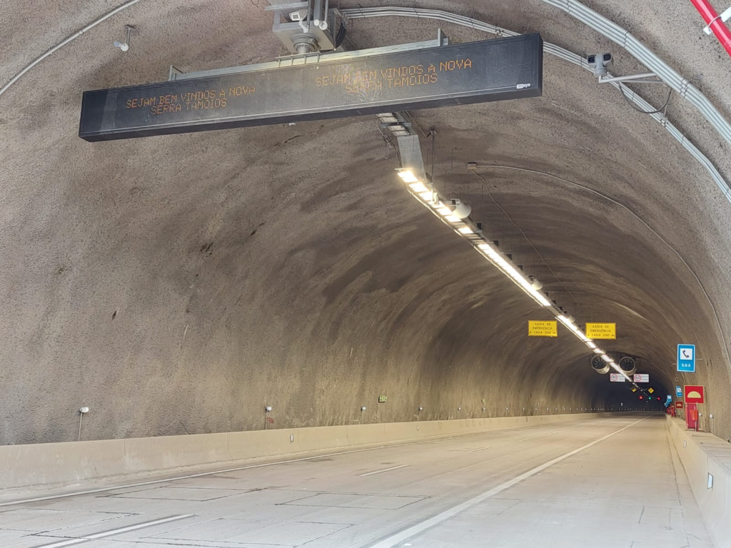 Túneis da rodovia dos Tamoios fechados durante a noite
