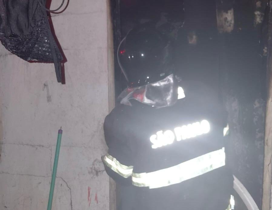 Incêndio destrói kitnet em Caraguatatuba