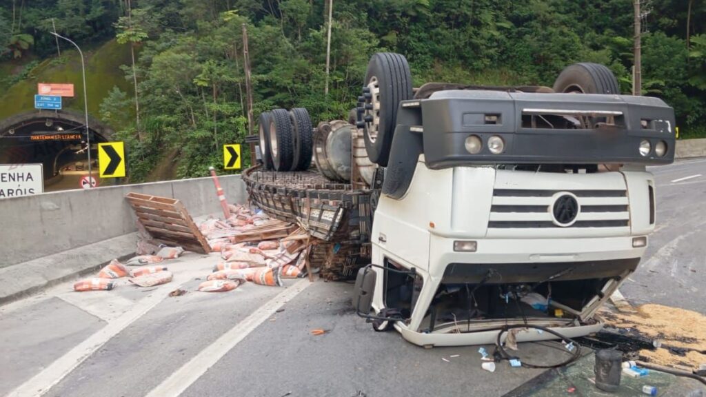 Caminhão tomba e bloqueia trecho da Tamoios no sentido litoral