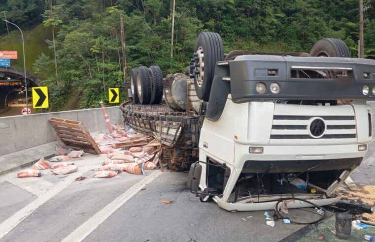 Caminhão tomba e bloqueia trecho da Tamoios no sentido litoral