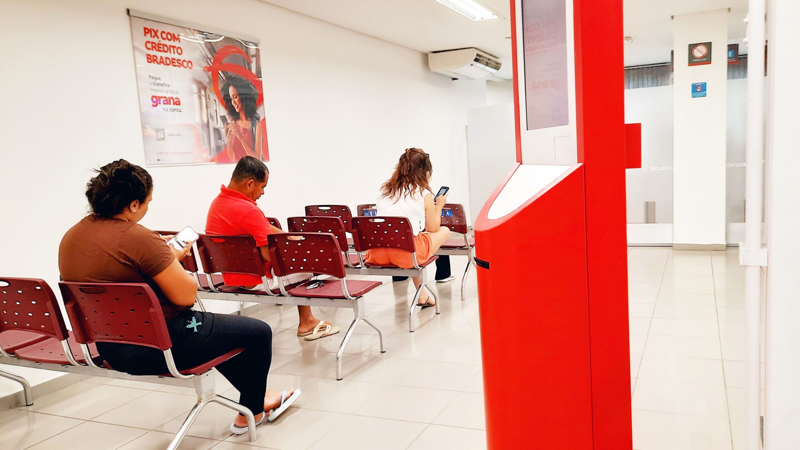 Bradesco de litoral paulista descumpre lei e preocupa idosos