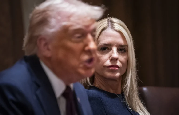 Trump demite procuradora-geral dos EUA, Pam Bondi