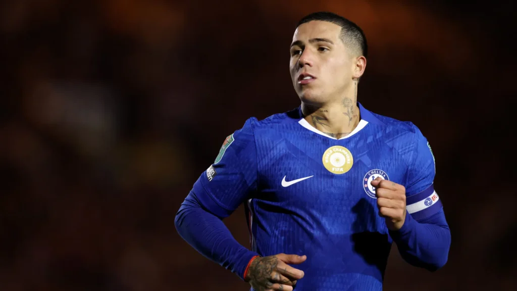 Chelsea afasta Enzo Fernández por declaração sobre a Espanha